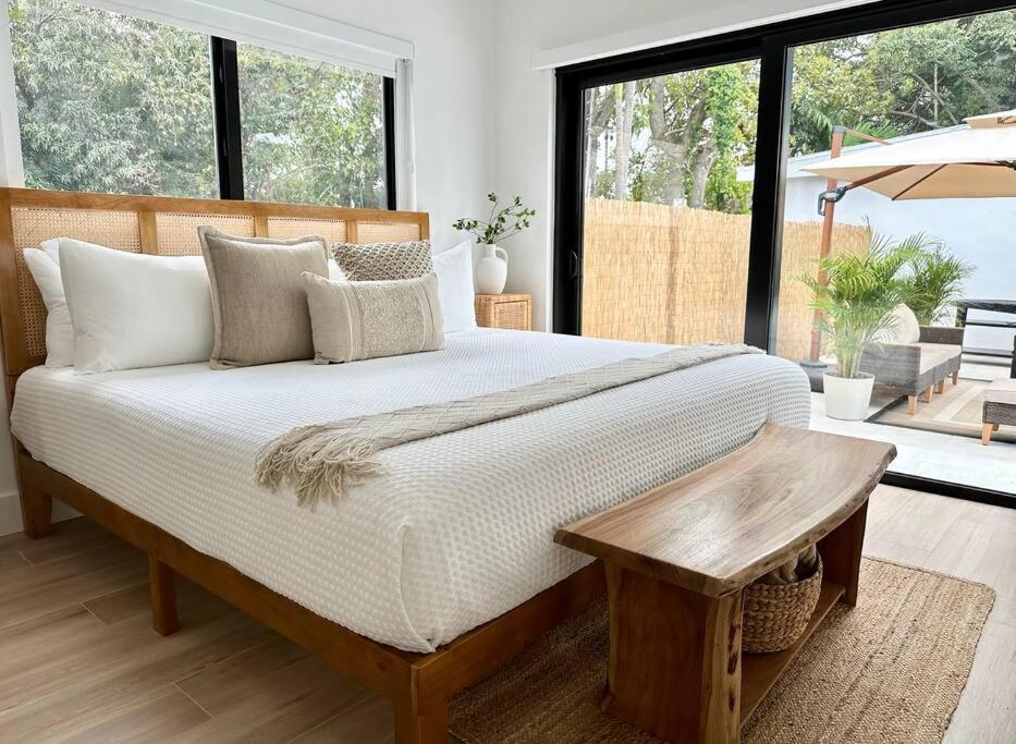 Pool Sleeps 8 Mins To Calle 8 Sobe Brickell Holiday home Miami