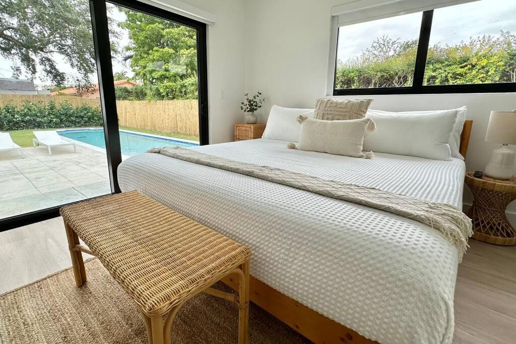 Pool Sleeps 8 Mins To Calle 8 Sobe Brickell Holiday home