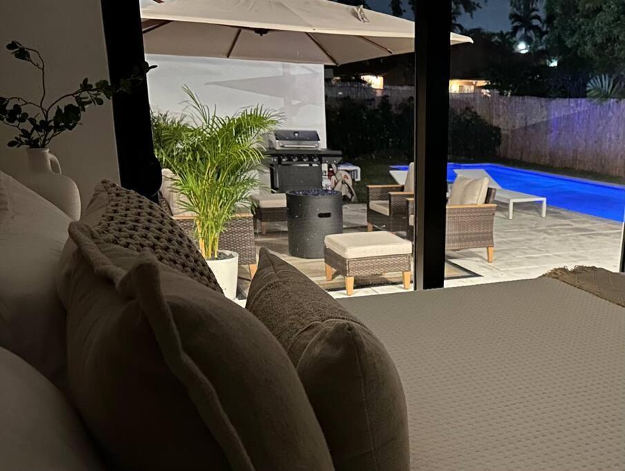 Pool Sleeps 8 Mins To Calle 8 Sobe Brickell Holiday home Miami