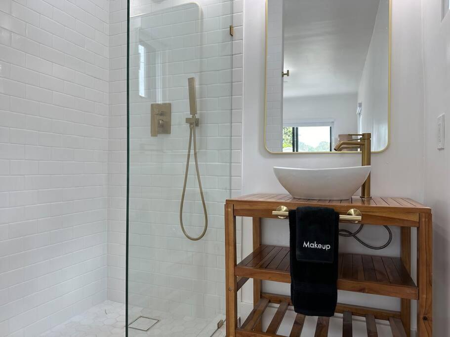 Pool Sleeps 8 Mins To Calle 8 Sobe Brickell Holiday home