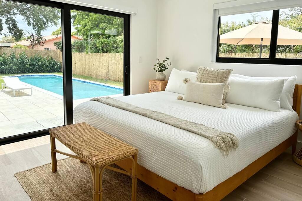 Pool Sleeps 8 Mins To Calle 8 Sobe Brickell Holiday home